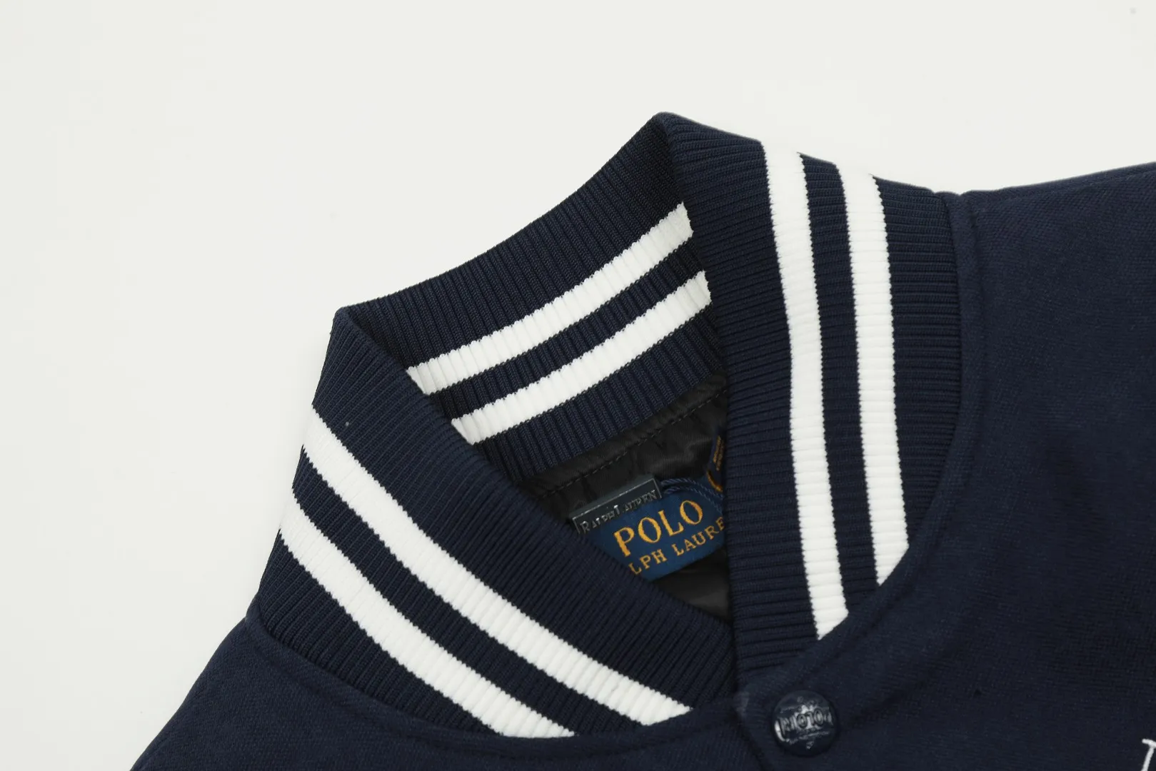 P300 Top quality" Style number: 8087# [Ralph Lauren American retro pony embroidery splicing baseball uniform] ✅Ralph Lauren classic basic wool splicing leather star's same baseball jacket ✅YB mold opening piqué twill 60 wool fabric Differentiated from the market polyester wool substandard ✅shoulder splicing soft lambskin custom laser embossed RL original four-button four-strand thickened custom thread ✅This style is on the short side and the upper body is very flattering. Versatile style YYDS~ ✅The upper body is simple and easy to match. A must-have for goddess ootd. Good-looking clothes are never picky. A must-have in the goddess’ wardrobe. Size: S-XL Color: Navy Blue